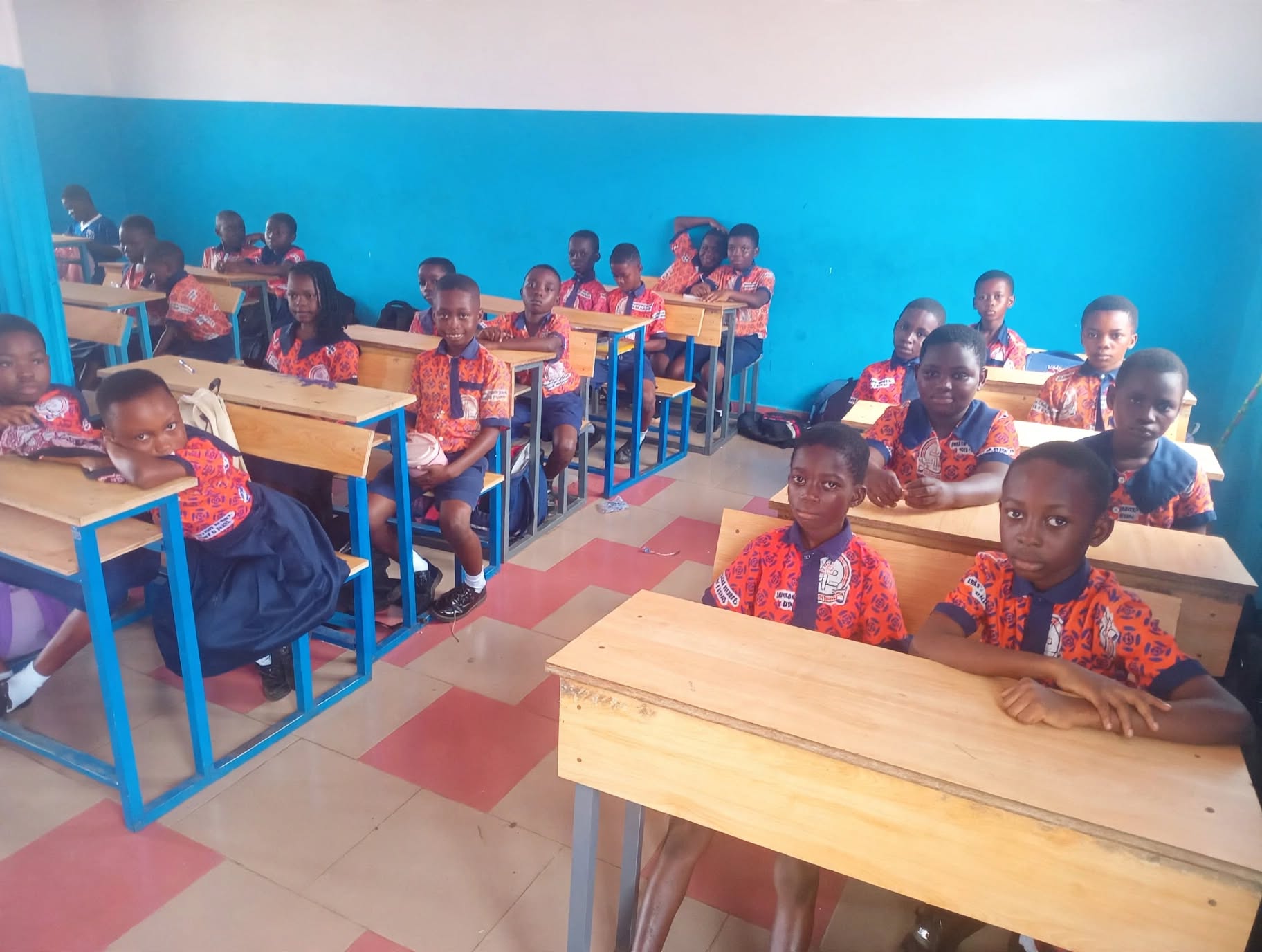 A welcoming classroom where pupils learn side by side